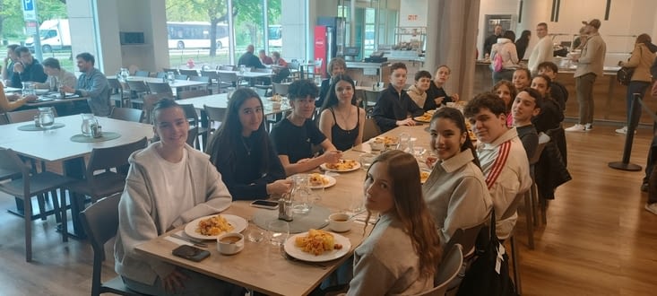 Déjeuner près du lycée et près d'un grand parc