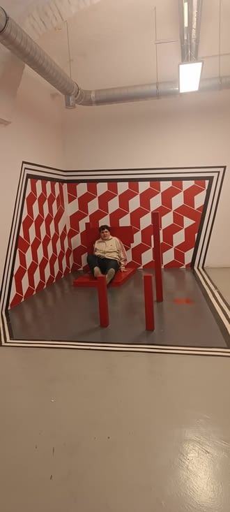 Eddy ! on ne met pas les pieds sur la table ! !