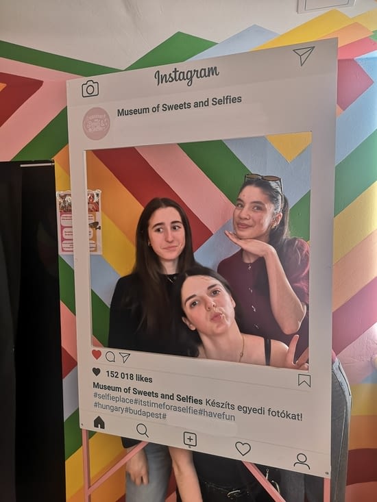 Musée du selfie...Lily, Julie et Rania prennent la pose