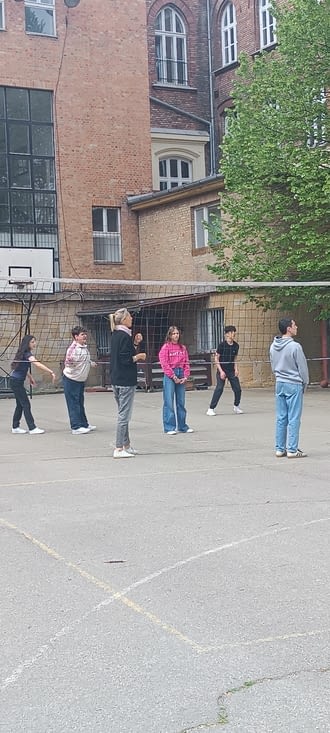 Volley-ball autour de Jin, passionné de volley