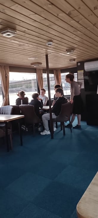 Sur le bateau, nos élèves en compagnie de Gabi, notre guide touristique cette fois !