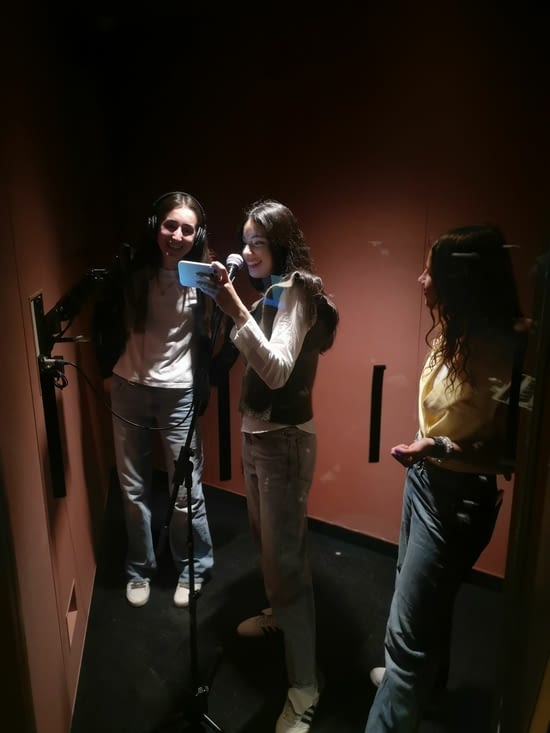 Studio d'enregistrement : Rania au chant en compagnie de Lily et Jade