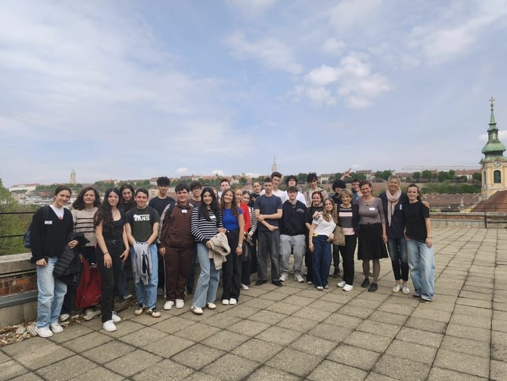 Sur la terrasse du lycée international partenaire