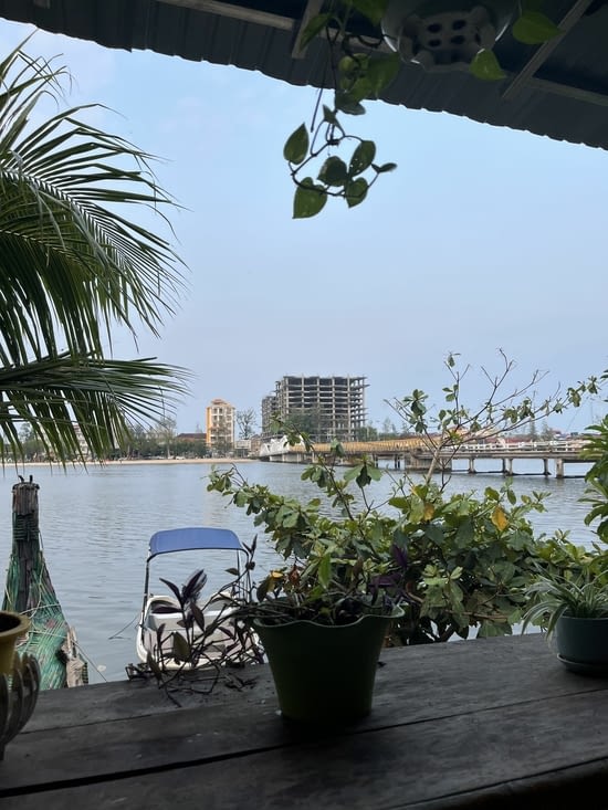 Vue sur le Mékong. On sirotait une bière dans le bistrot d’un copain