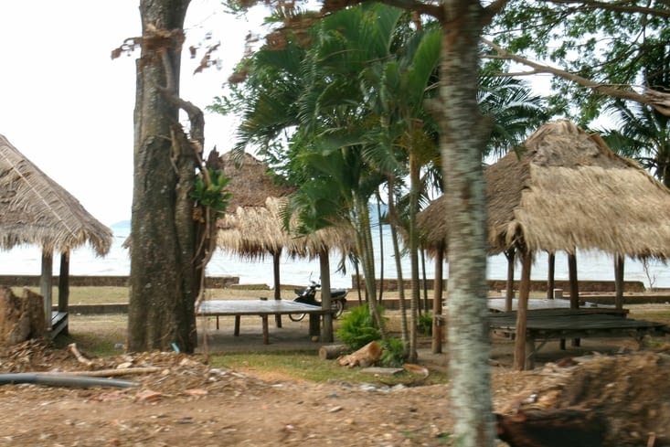 La plage avec les abris