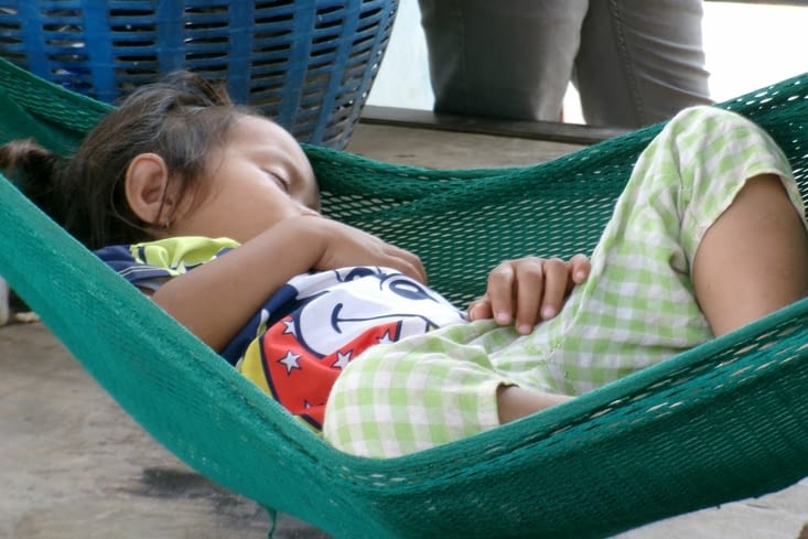 La fille du capitaine dans son hamac.