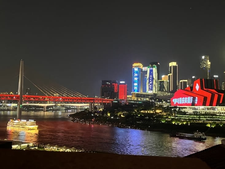 L’opéra de Chongqing sur la droite