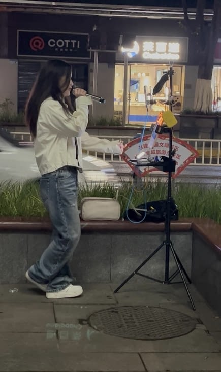 Chanteuse au bord d’une avenue