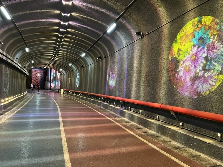 Tunnel le long d’un stade