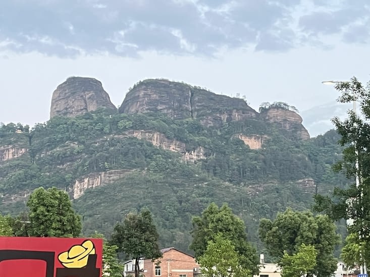 Derrière lui, la montagne