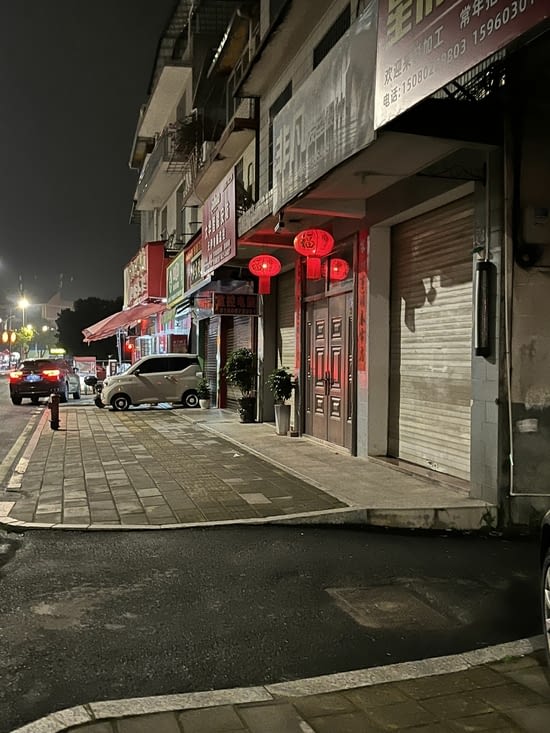 Liancheng la nuit. Pas très animé