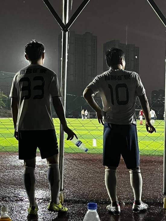 Un autre soir. Match de foot