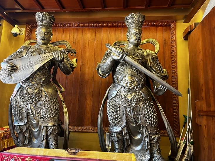 Joueur de Pipa avec Guan Yu le Dieu de la guerre