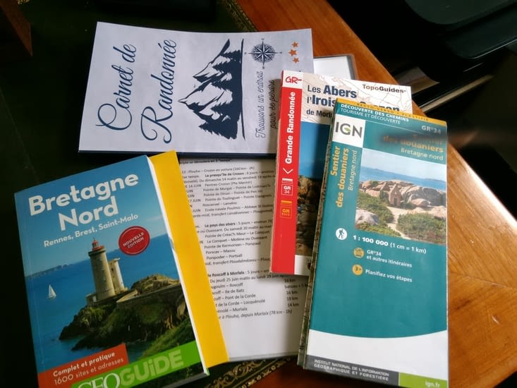 Cartes, topo guide, carnet de randonnée, suis parée !