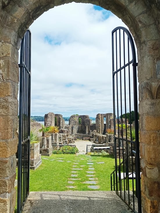 Ruines de l'ancienne abbaye de St Guénolé
