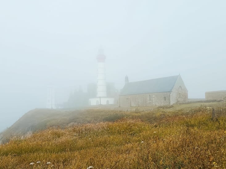 Le phare Saint-Mathieu sous la brume