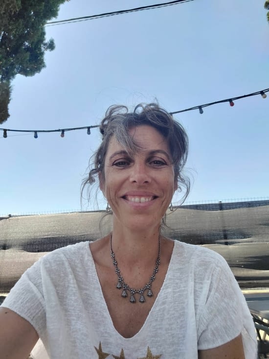 Véronique au camping, cheveux attachés.