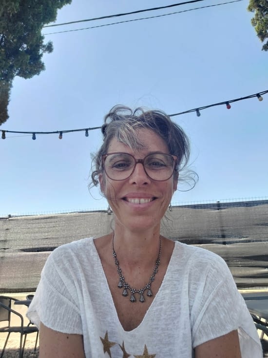 Véronique au camping, cheveux attachés et avec ses lunettes.