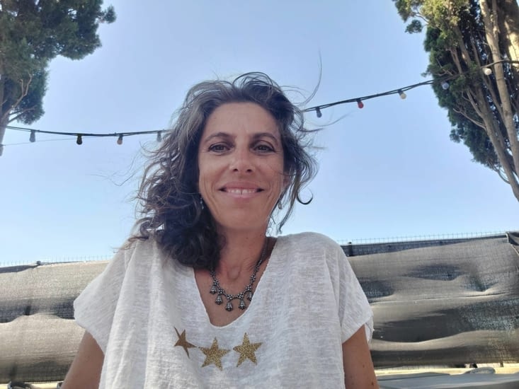 Véronique au camping, cheveux lachés.