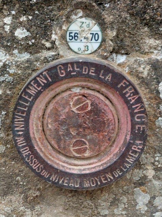 Repère IGN. Sur un pont canal.