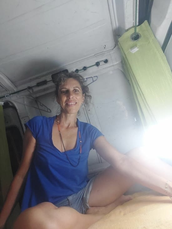 Véronique dans le camion d'Annick.