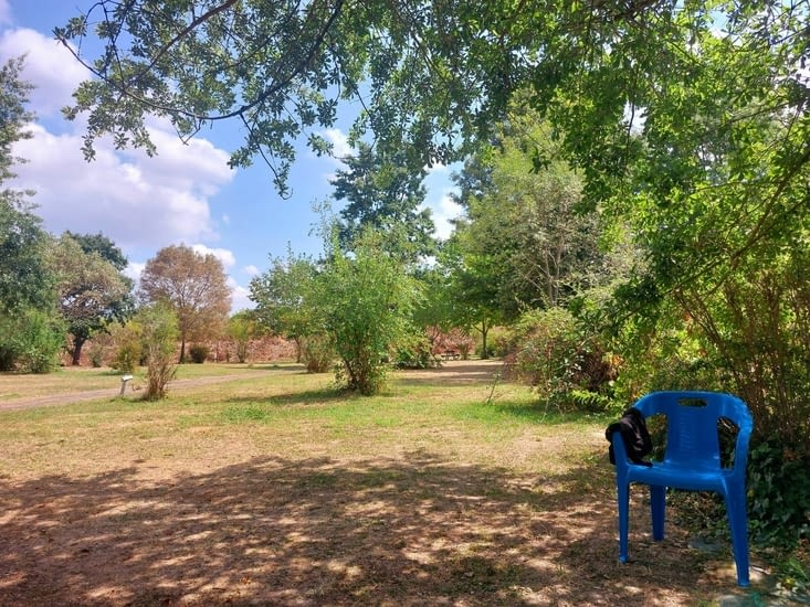 Le camping... On voit mon short noir qui sèche sur une chaise bleue.