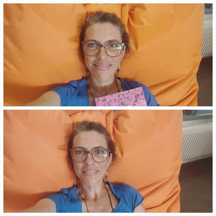 Véronique sur son coussin à la médiathèque lit la bande dessinée pas chouette.