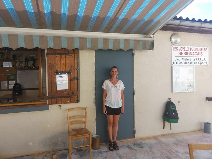 Véronique au club de pétanque.