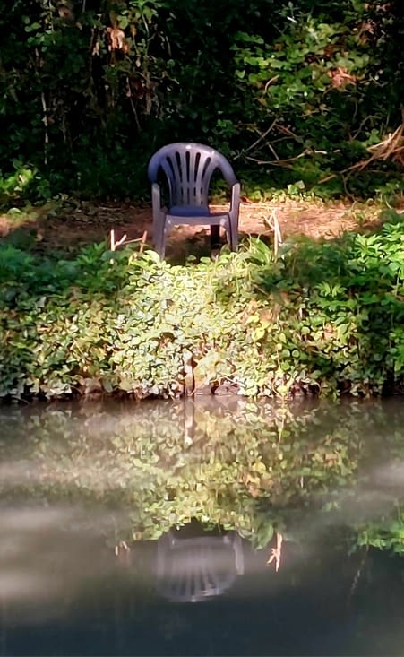 Un trône au bord de l'eau. En plastique.