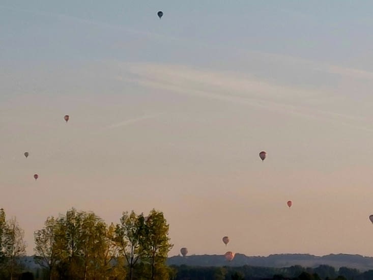 Les montgolfières. Au loin.