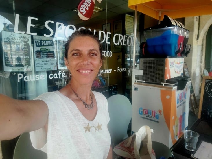 Véronique a terminé son café.