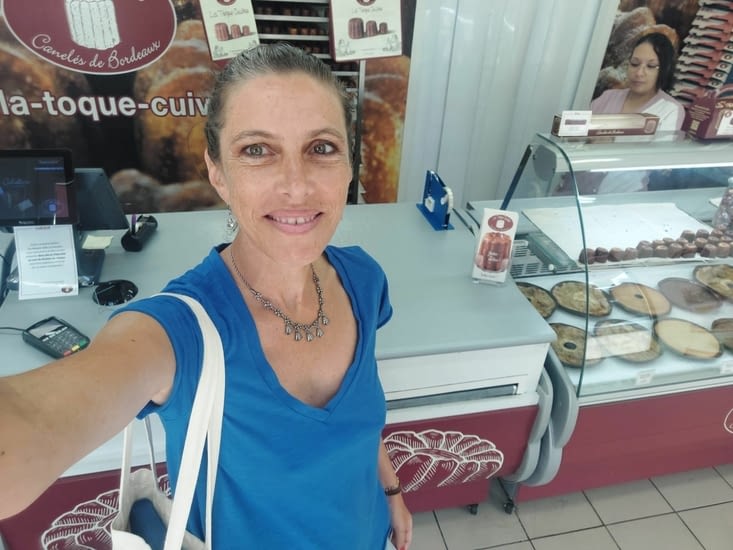Véronique s'offre des cannelés à la Toque cuivrée.