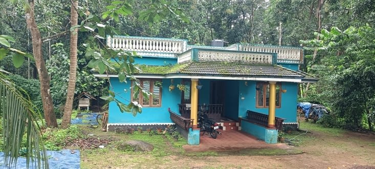 Maison colorée sur la route