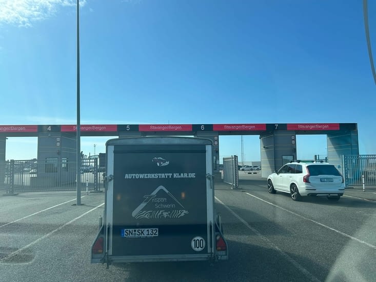 Arrivés au port d'Hirtshals, prêts pour l'embarquement