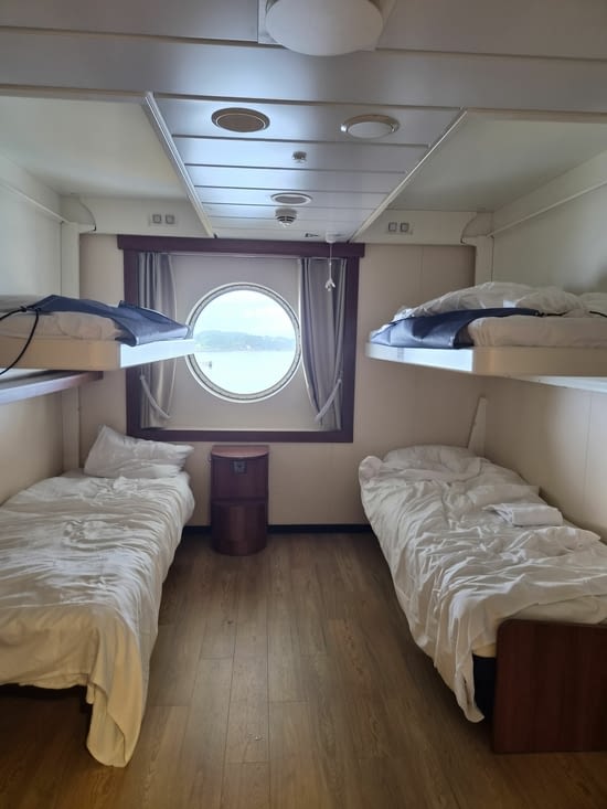 La cabine avec 4 lits et sdb