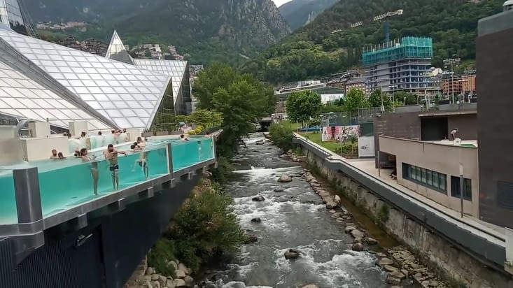 Piscine extérieure sur la rivière