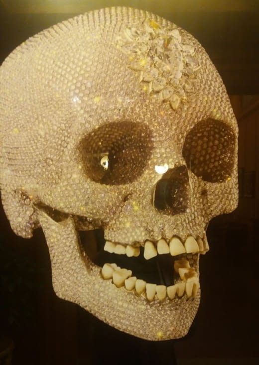 L'oeuvre de Damien  Hirst ne dépaare pas au milieu des tombeaux royaux (un crâne clouté de diamands)