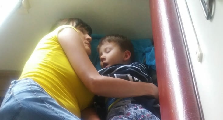Une maman dort avec son enfant