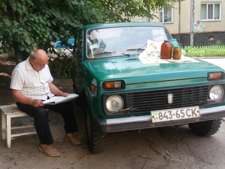 Les ukrainiens font leurs petits commerces, une journée d'attente pour 2 ou 3 kg de miel..