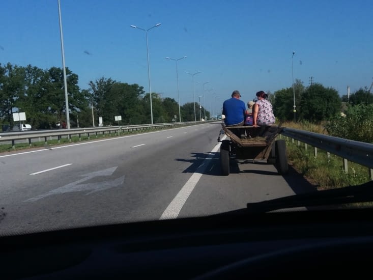 L'autoroute en Ukraine, c'est aussi pour les charettes tirées par des chevaux.