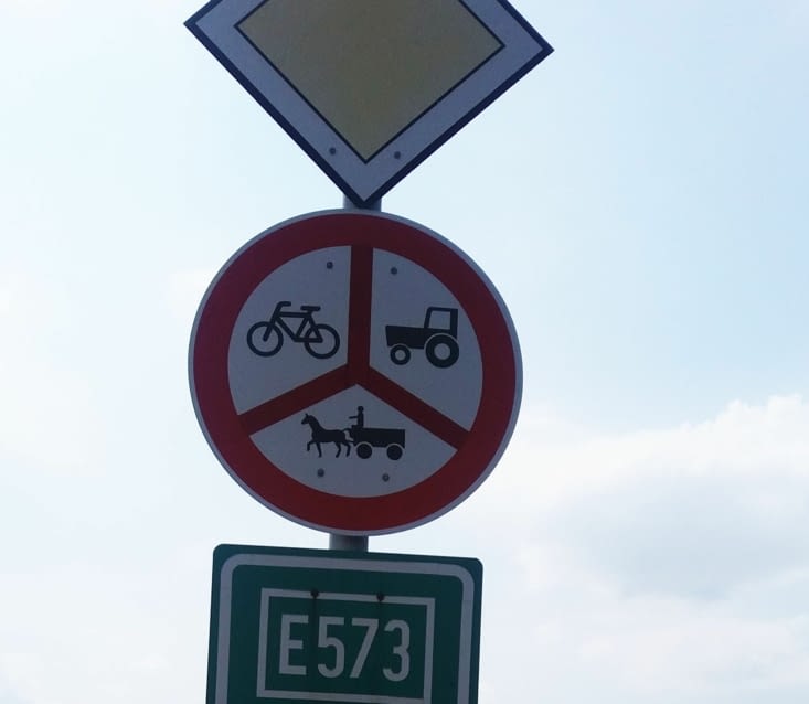 Sur la route de Budapest, des panneaux qui n'existent pas chez nous.