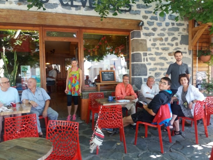 Ah, le café des Cévennes le dimanche matin, ça  piaille, ça piaille...