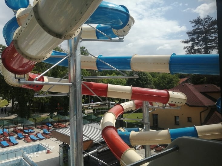 Ensuite on est propulsé comme une marchandise dans les tuyaux à l'extérieur