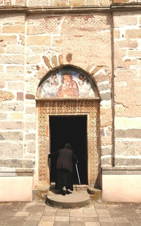 Entrons au Monastère
