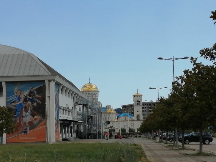 Entre l'hôtel Pharos et le port