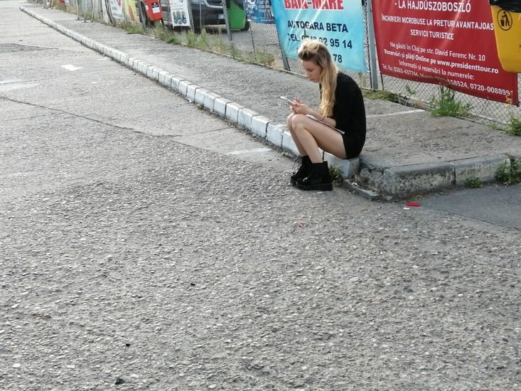 Une jolie roumaine attend le bus