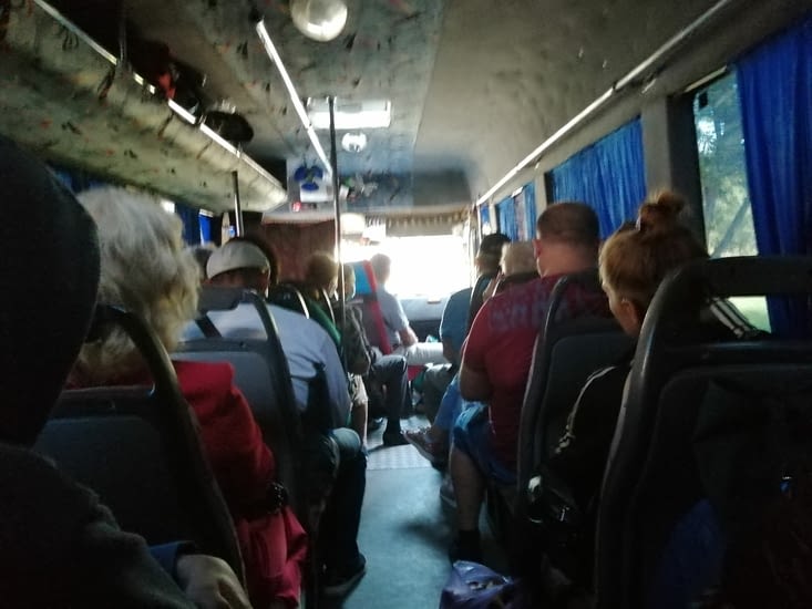 Minibus bondé pour sortir du Centre