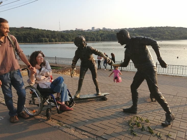 Le soleil se couchait sur le lac.