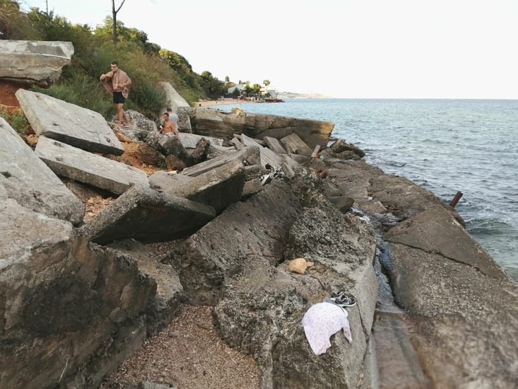 Sur une digue en béton fracassée par les tempêtes