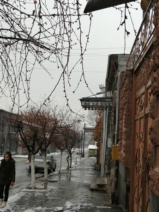 Dans les rues de Gyumri la neige fond.